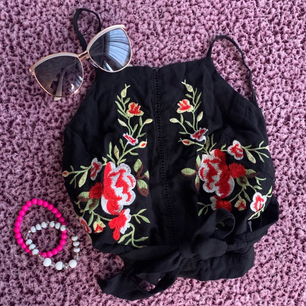 Beautiful crop top ❤️🖤